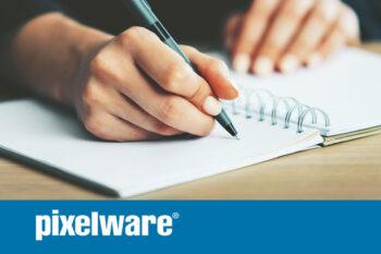 Mujer firmando contrato - PIXELWARE elimina el sexismo lingüístico de sus plataformas de Contratación Pública Electrónica